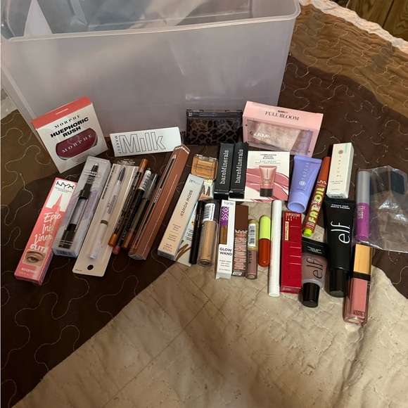 30 Item Assorted Makeup Bundle - Picture 2 of 2